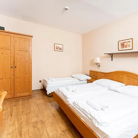 Hotel Gastland M1 & Conference Center 3*