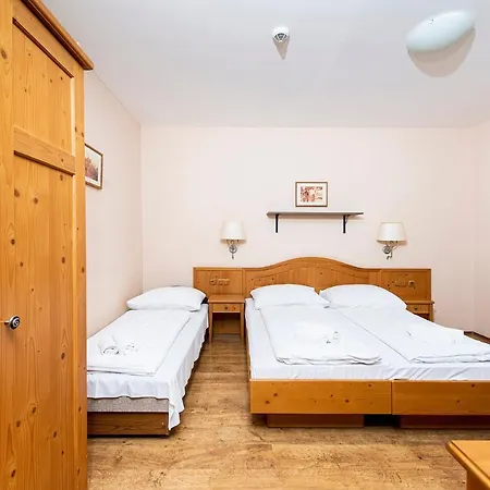 Hotel Gastland M1 & Conference Center Paty