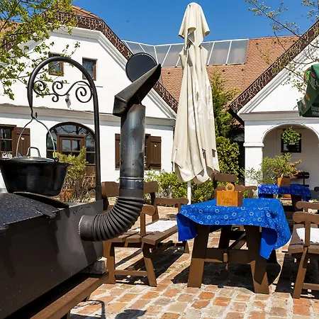 Hotel Gastland M1 & Conference Center 3*