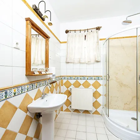 Hotel Gastland M1 & Conference Center 3*